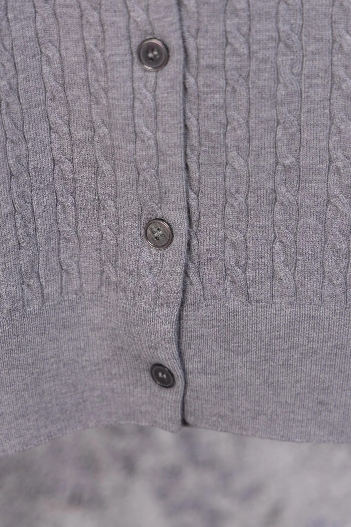 P170 Ralph Lauren Classic Round Neck Solid Color Pony Embroidered Logo Knitted Cardigan Long Sleeve Ralph Lauren Classic Basic Versatile Twist Knitted Cardigan Long Sleeve Main supply platform live broadcast Wholesale entity Replenish when out of stock Not removed from the shelves Quality 1:1 patterning Complete three standards Correct version of pony logo Imported quality cotton yarn Focus on high-end Cost-effective Good quality Needless to say Zhao Lusi's same style is really amazing, so sweet I'm so beautiful. This cardigan is really good-looking. It's simple and easy to wear. It's a must-have for goddess ootd. Good-looking clothes are never picky. A must-have in the wardrobe of goddesses. Size: S-XL. Color: black, apricot, gray, navy, red, white.
